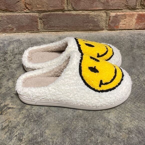 Smiling Face White & Yellow House Slippers Size 6 - Picture 3 of 7